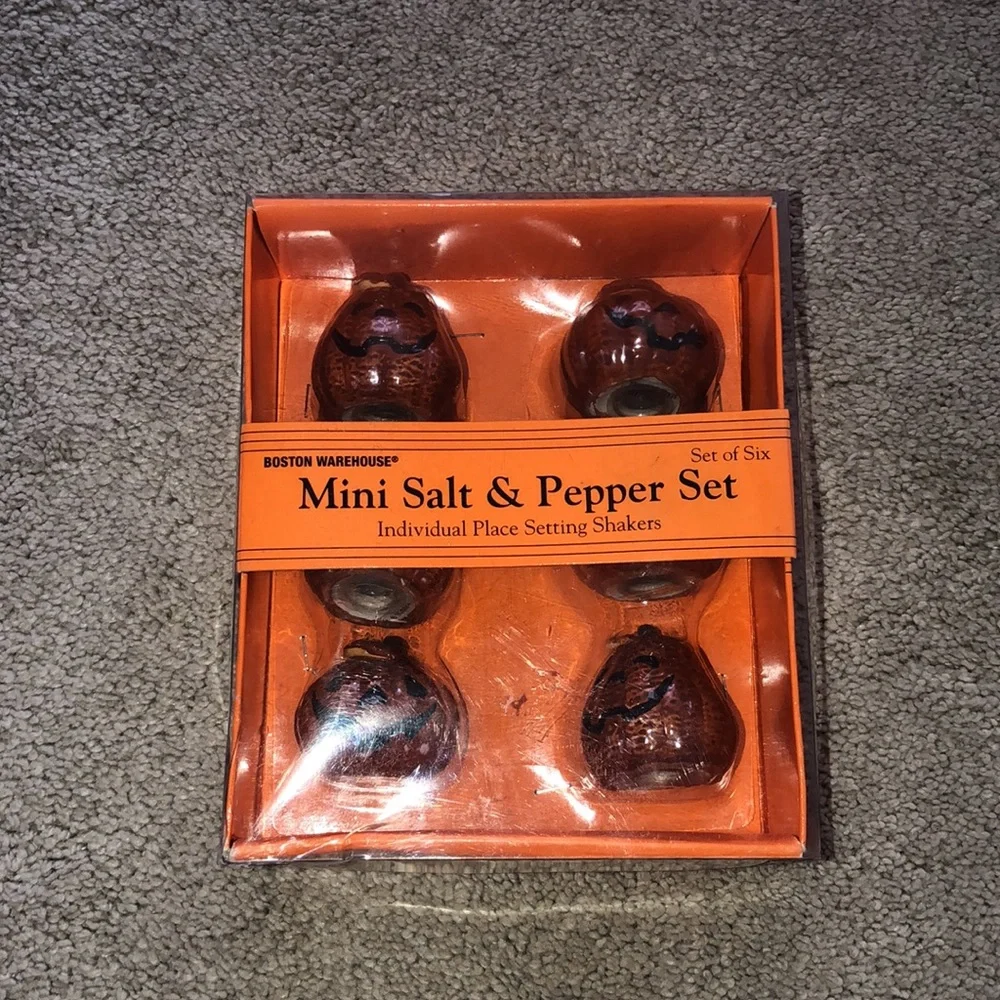 Boston Warehouse Halloween Mini Salt & Pepper Shakers‎ Set Pumpkins  New
